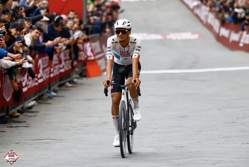 Isaac del Toro en el Strade Bianche l X:TeamEmiratesUAE