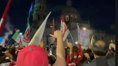 Afición rojiblanca se reúne en el Centro de Guadalajara para alentar a Chivas previo al Clásico Tapatío