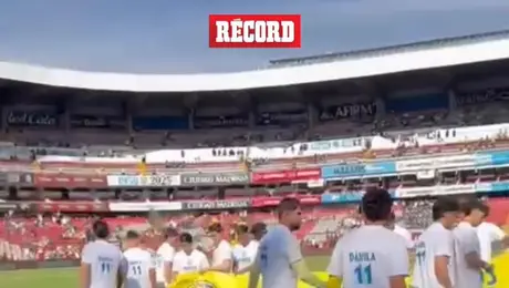 Jugadores del América saltaron al campo de juego del Corregidora con una manta de apoyo a Víctor Dávila