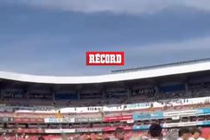 Jugadores del América saltaron al campo de juego del Corregidora con una manta de apoyo a Víctor Dávila