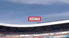 Jugadores del América saltaron al campo de juego del Corregidora con una manta de apoyo a Víctor Dávila