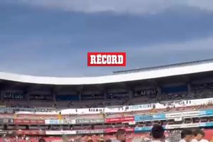 Jugadores del América saltaron al campo de juego del Corregidora con una manta de apoyo a Víctor Dávila