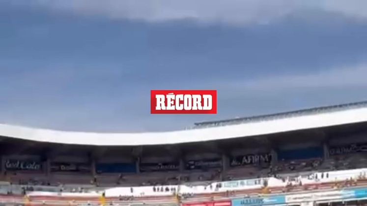 Jugadores del América saltaron al campo de juego del Corregidora con una manta de apoyo a Víctor Dávila