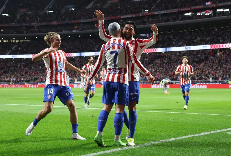 Nico González anotando gol ante la Real Sociedad | AFP