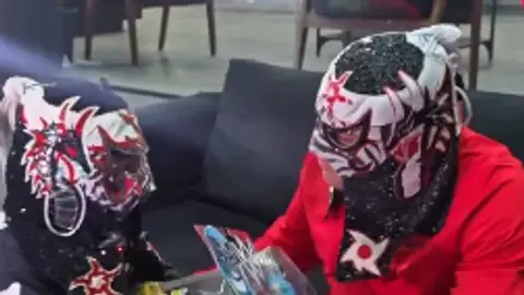 Niño recibió figuritas de Penta Zero Miedo l CAPTURA