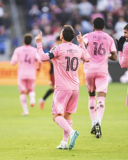 Messi festejando con el agradecimiento a Dios l X:InterMiamiCF