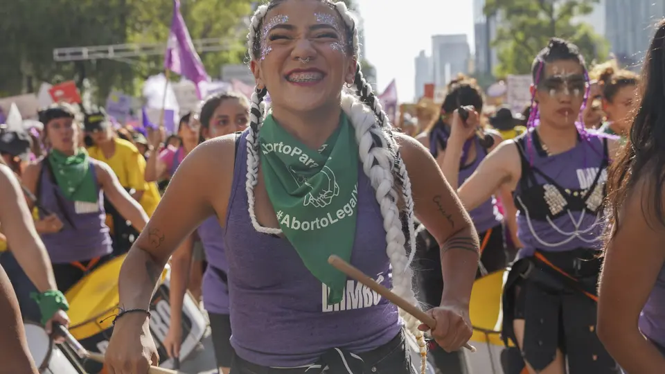 Colectivos feministas se concentran en puntos estratégicos del centro histórico para conmemorar el Día Internacional de la Mujer. /AP