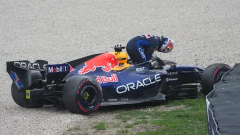Max Verstappen salió por su propio pie tras accidente en Australia | AP