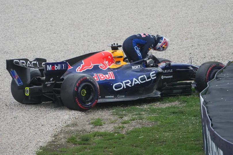 Max Verstappen salió por su propio pie tras accidente en Australia | AP