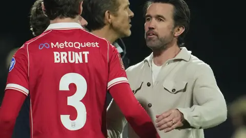 Ryan Reynolds y los jugadores del Wrexham tras caer ante el Chelsea en la FA Cup I AP