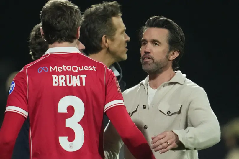 Ryan Reynolds y los jugadores del Wrexham tras caer ante el Chelsea en la FA Cup I AP