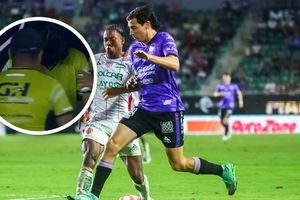 ¡Se vale sobar! Mauro Laínez mandó al suelo a un guardia al darle un pelotazo