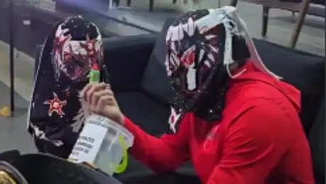 Penta Zero Miedo cumple sueño de niño que vendía dulces para comprarse una figurita del luchador
