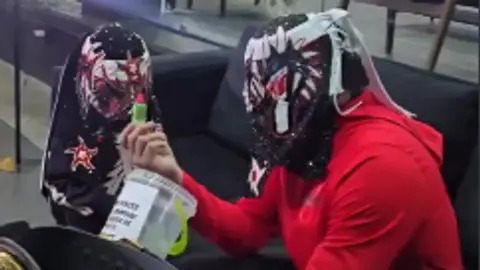 Penta Zero Miedo cumple sueño de niño que vendía dulces para comprarse una figurita del luchador