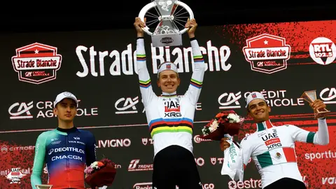 Podio del Strade Bianche con Isaac del Toro l X:TeamEmiratesUAE