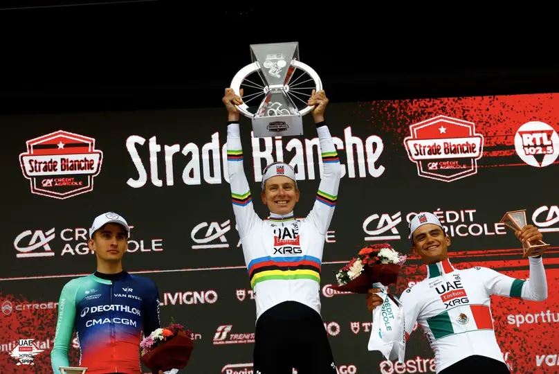 Podio del Strade Bianche con Isaac del Toro l X:TeamEmiratesUAE