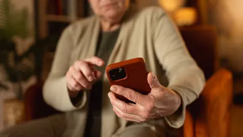 Los delincuentes suelen crear sensación de urgencia para evitar que la víctima dude. / iStock