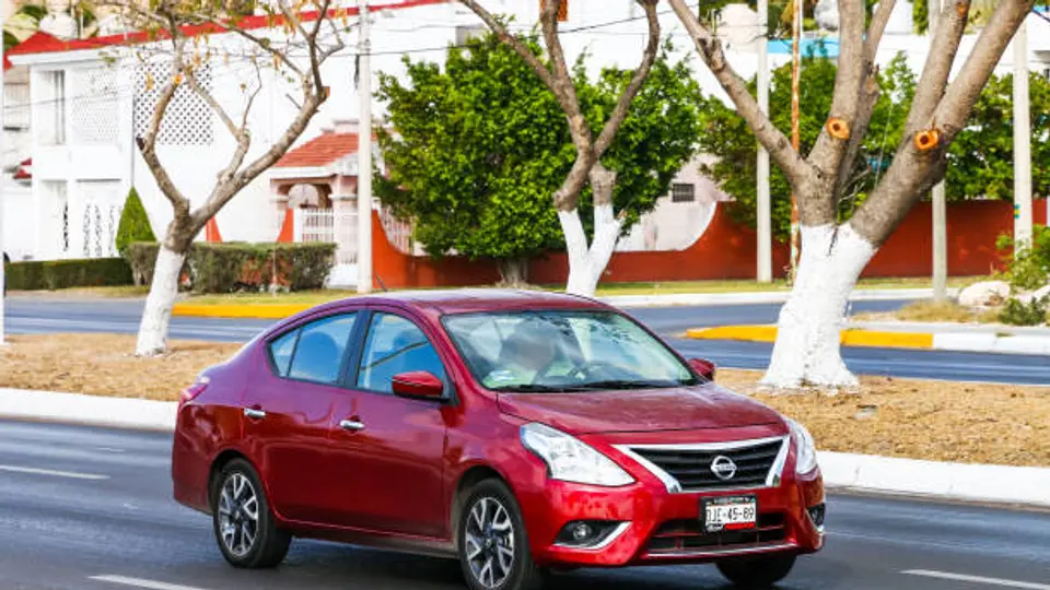 El Nissan Versa encabeza la lista de los autos más robados en México por su alta circulación. / iStock
