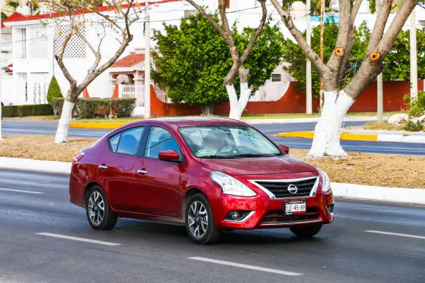 El Nissan Versa encabeza la lista de los autos más robados en México por su alta circulación. / iStock
