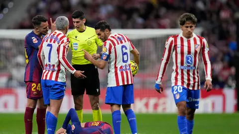 Pedri tirado en el campo tras una falta sobre él l AP