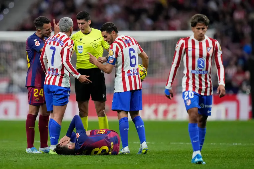 Pedri tirado en el campo tras una falta sobre él l AP