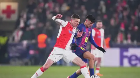 Pedri disputando un balón en un partido l AP