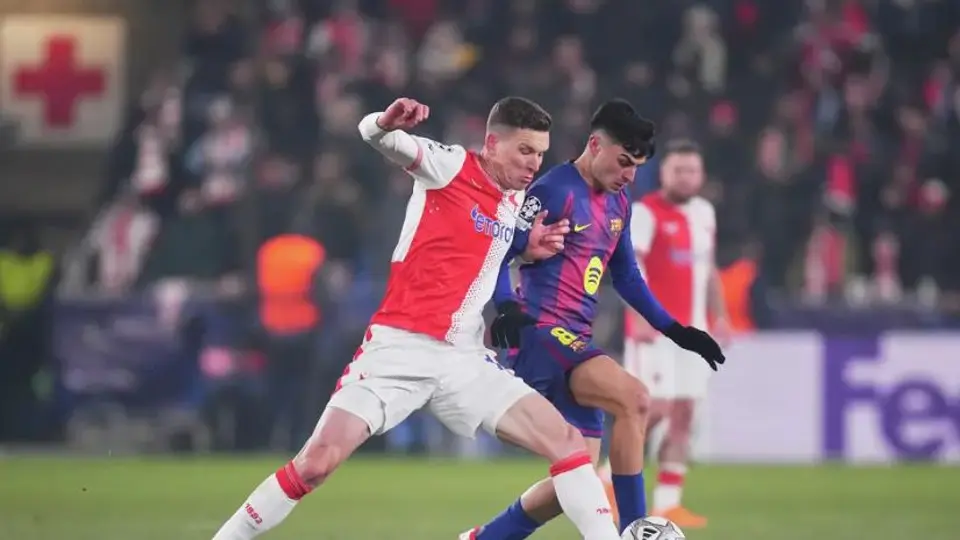 Pedri disputando un balón en un partido l AP