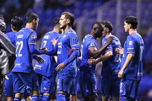 Nicolás Larcamón lanza una alineación muy experimentada buscando la vuelta
