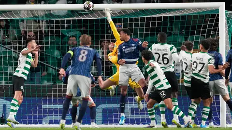Rui Silva se lanza para evitar el gol de Arsenal en el partido de Sporting Lisboa en Champions League | AP