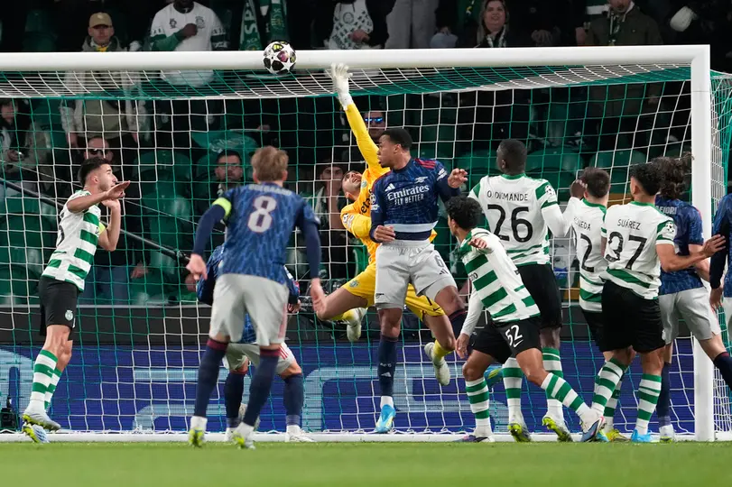 Rui Silva se lanza para evitar el gol de Arsenal en el partido de Sporting Lisboa en Champions League | AP