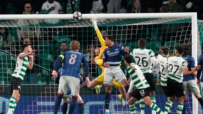 Rui Silva se lanza para evitar el gol de Arsenal en el partido de Sporting Lisboa en Champions League | AP
