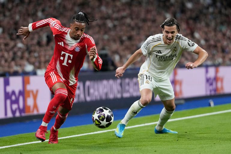 Olise controla el balón tras driblar a Carreras | AP
