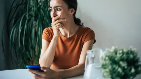 Un simple “hola mamá” puede ser el inicio de una estafa. / iStock