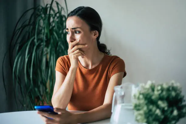 Un simple “hola mamá” puede ser el inicio de una estafa. / iStock