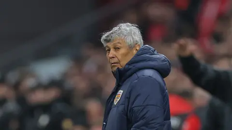 Mircea Lucescu siendo entrenador de Rumania l AP