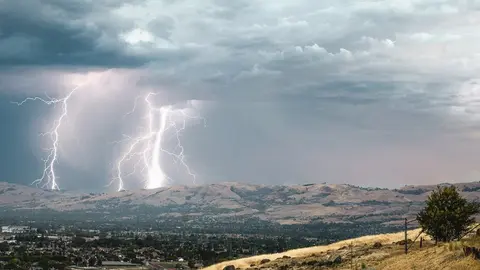 Evita lugares altos como cerros o montañas, aléjate de postes eléctricos y no te cubras bajo los árboles / FREEPIK