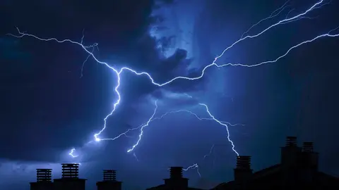 Es importante evitar el contacto con el agua, ya que es un excelente conductor de electricidad / FREEPIK