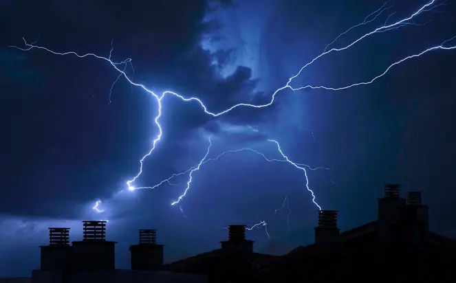 Es importante evitar el contacto con el agua, ya que es un excelente conductor de electricidad / FREEPIK