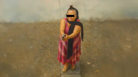 La señora empezó a ganar simpatía de la gente en redes por 'defender' su casa de unos paracaidistas en Chalco / Redes Sociales