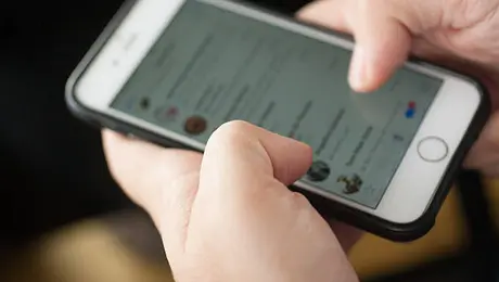 Cuidado con el “hola mamá”: así funciona la estafa en WhatsApp que roba tu dinero