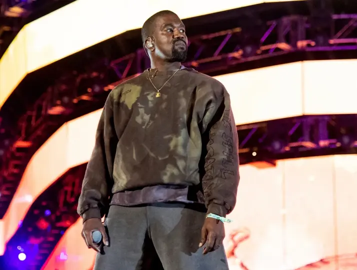 La polémica en torno a Kanye West sigue impactando su carrera a nivel global. / AP