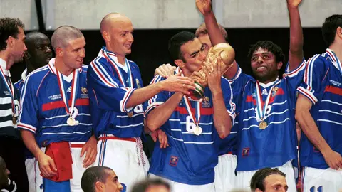Youri Djourkaeff besa el trofeo en la Copa Mundial 1998, luego de que Francia venció 3-0 a Brasil | MEXSPORT