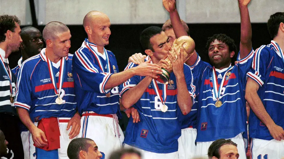 Youri Djourkaeff besa el trofeo en la Copa Mundial 1998, luego de que Francia venció 3-0 a Brasil | MEXSPORT