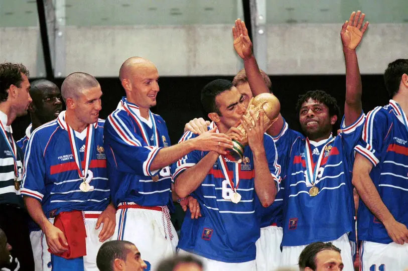 Youri Djourkaeff besa el trofeo en la Copa Mundial 1998, luego de que Francia venció 3-0 a Brasil | MEXSPORT