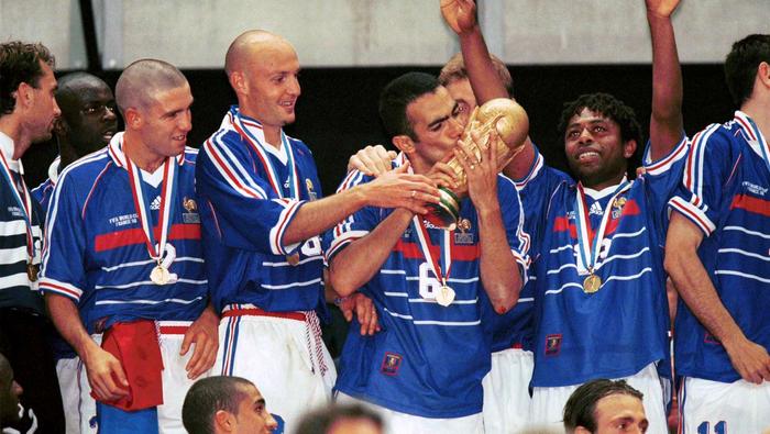 Youri Djourkaeff besa el trofeo en la Copa Mundial 1998, luego de que Francia venció 3-0 a Brasil | MEXSPORT