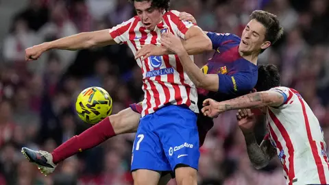 Javi Morcillo y Gavi disputan un balón l AP