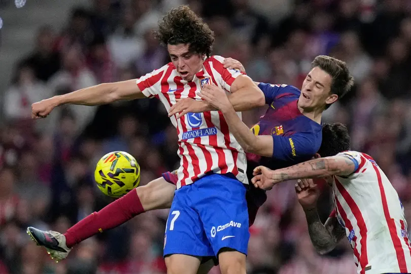 Javi Morcillo y Gavi disputan un balón l AP