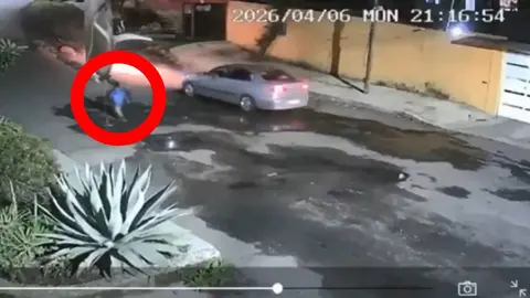 El niño corría desesperado por alcanzar al carro para no quedarse sola en medio de la noche/X: @VigiaHidalgo