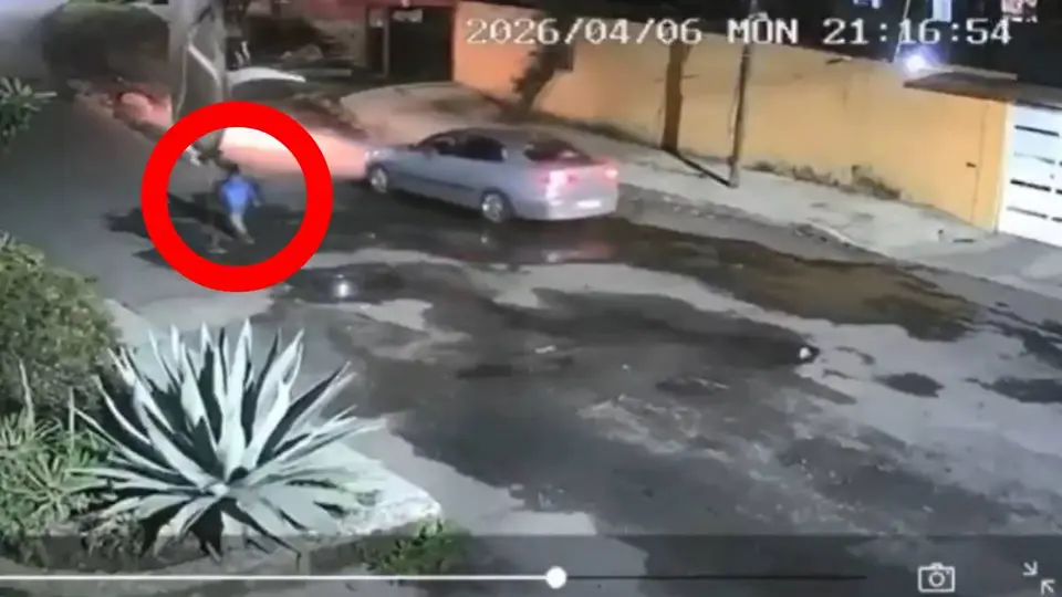 El niño corría desesperado por alcanzar al carro para no quedarse sola en medio de la noche/X: @VigiaHidalgo
