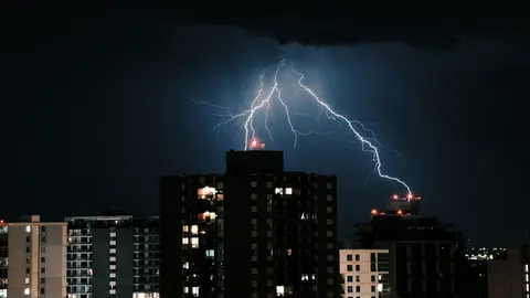 Las tormentas eléctricas son fenómenos naturales caracterizados por descargas de energía en la atmósfera / FREEPIK
